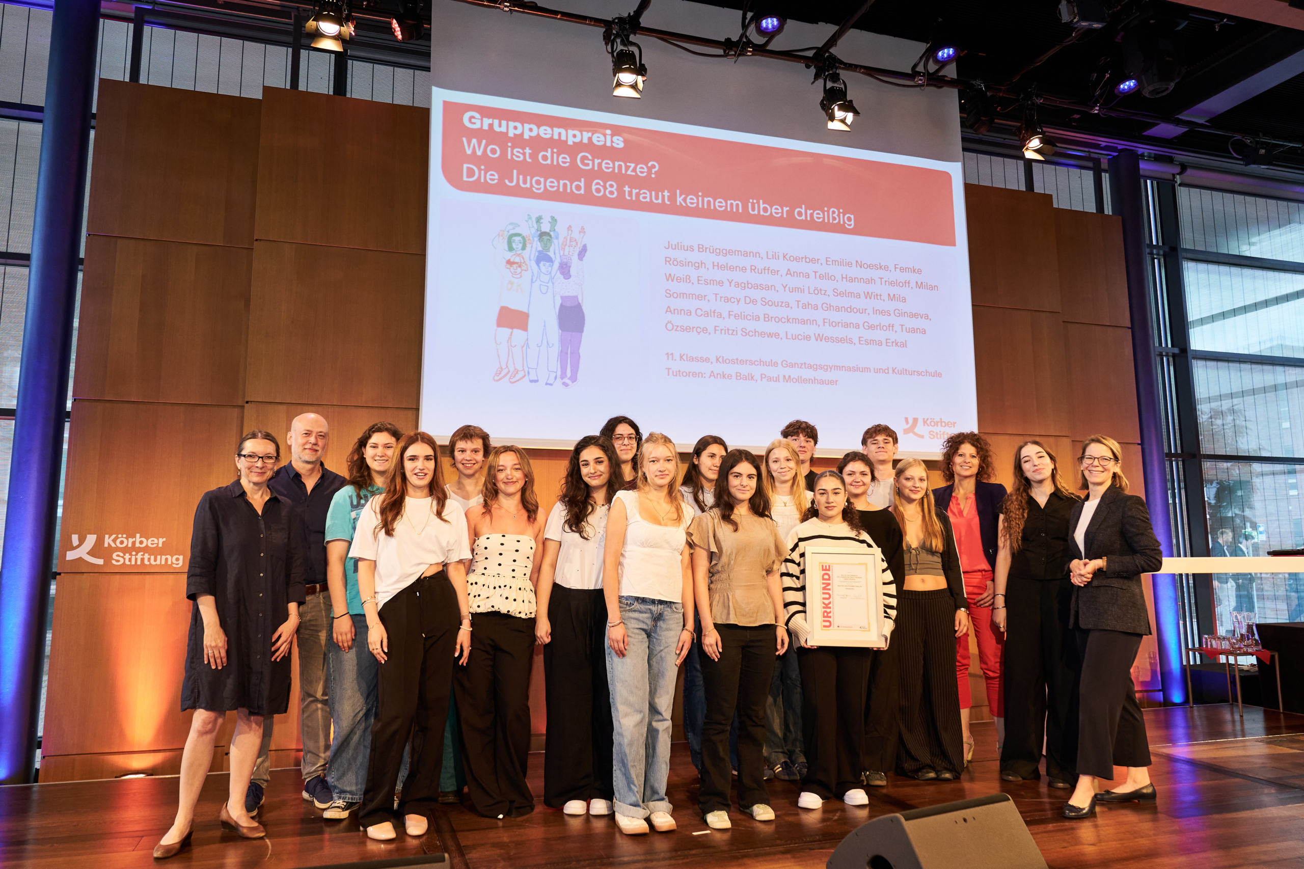 Preisverleihung Geschichtswettbewerb 2025 Gruppenbild auf der Bühne