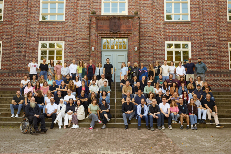 25 Kollegium2025-web Gruppenbild. Das Kollegium der Klosterschule auf der Freitreppe