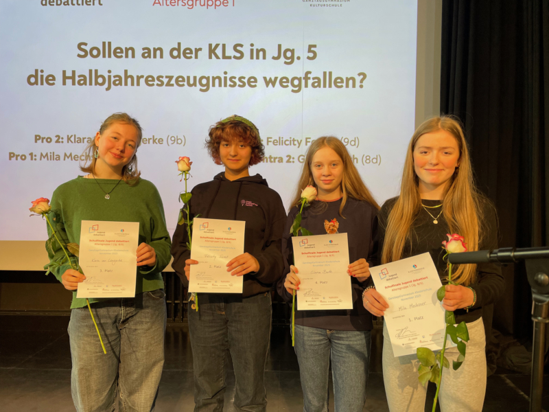 Finalteilnehmer von Jugend debattiert halten ihre Urkunden in die Kamera