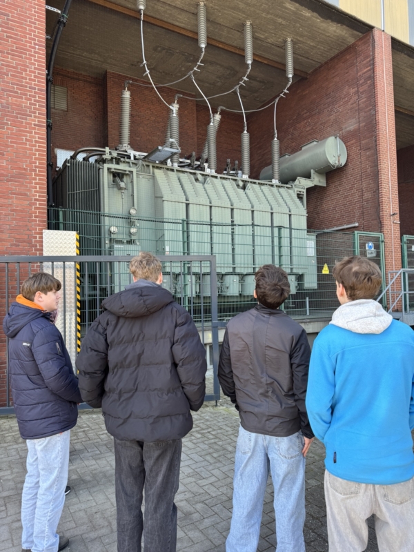 Schüler stehen vor einem Transformator