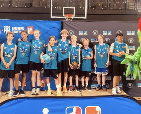Schüler spielen Basketball