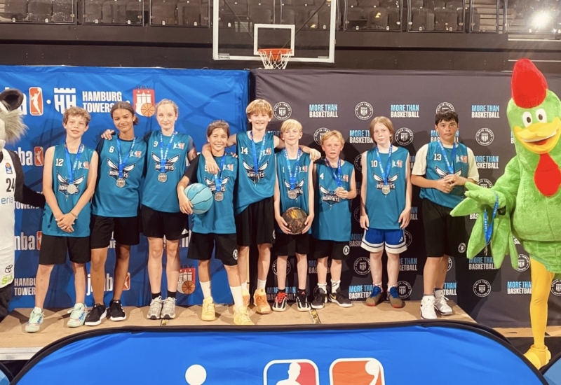 Schüler spielen Basketball