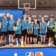 Schüler spielen Basketball