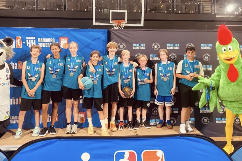 Schüler spielen Basketball